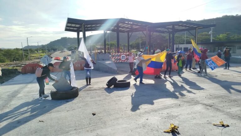 Mesa de diálogo con protestantes que bloquean la Ruta 45 en Hobo Mesa de diálogo con protestantes que bloquean la Ruta 45 en Hobo