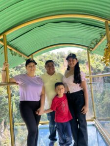 El aspirante junto a su esposa e hijos