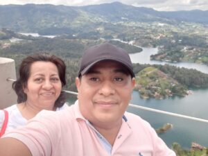 Olivero Cárdenas junto a su madre.