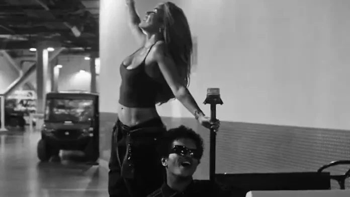 debut en vivo de Still: video de Still