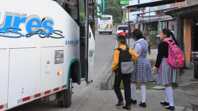 transporte escolar en Gigante